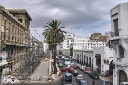 Image du Maroc Professionnelle de  Le boulevard Mohammed V (ex la gare). A droite le marché central de Casablanca figé depuis les années 30, il dispose de 3 entrées faisant face à l'hôtel Lincoln (immeuble Bossonneau) un des premiers bâtiment de 4 niveaux du boulevard de la gare (actuel boulevard Mohammed V) est abandonné aux intempéries depuis plusieurs années, un échafaudage est en cours d'installation contre la façade. Petit à petit L’hôtel Lincoln quitte ce monde. Construit par des matériaux poreux et sans étanchéité au début du 20e siècle. Déjà en 1989 suite aux accidents qui ont causé des morts et plusieurs blessés, le bâtiment a été vidé avec cessation de toute activités des commerces et cafés, Lundi 6 Juillet 2009. (Photo / Abdeljalil Bounhar) 